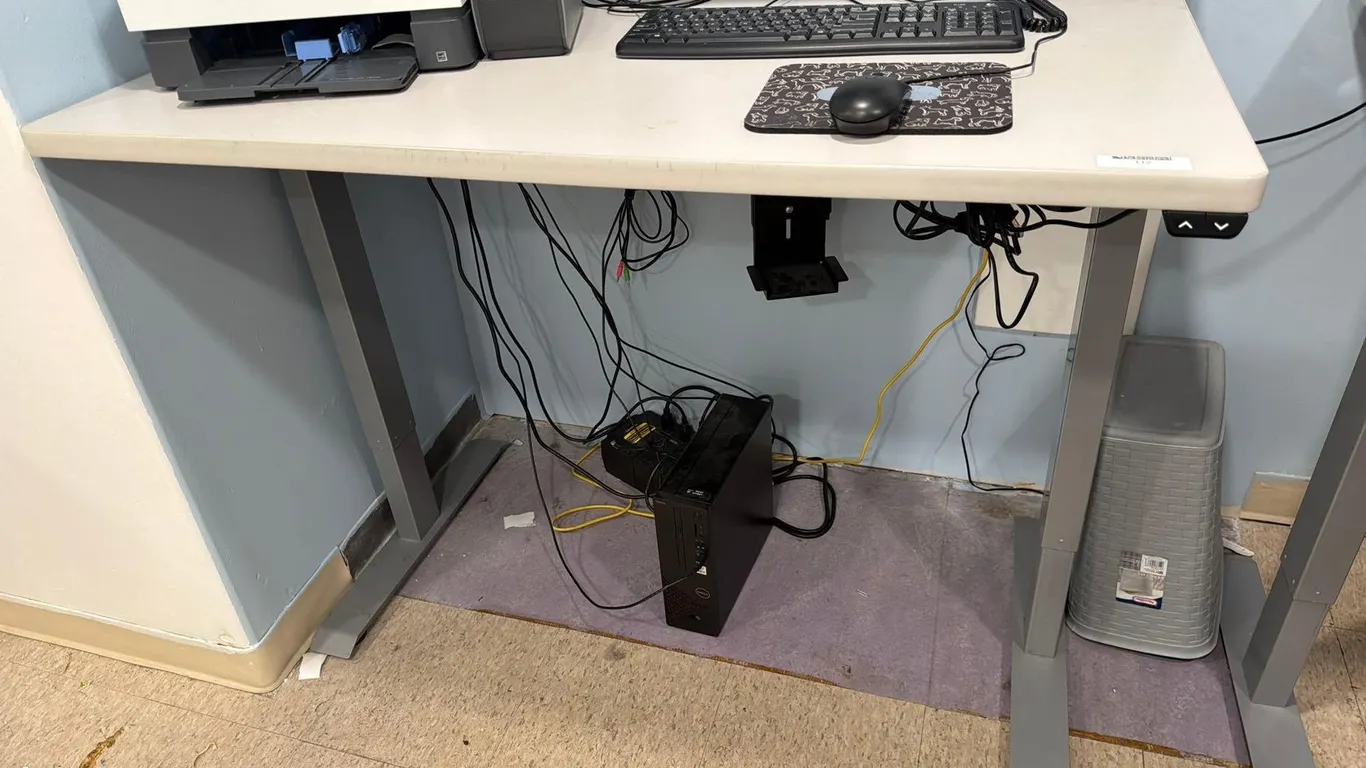 ELECTRIC ADJUSTABLE HEIGHT TABLE