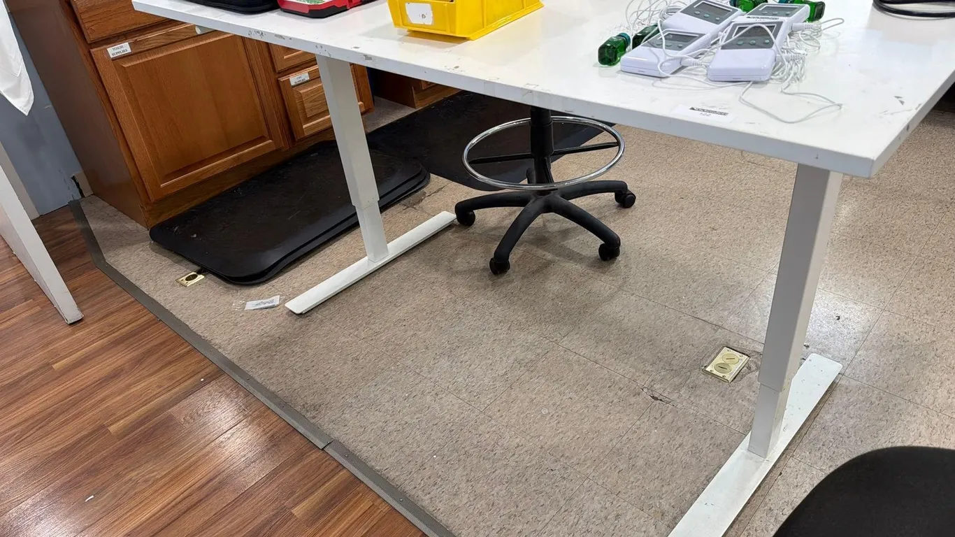 ELECTRIC ADJUSTABLE HEIGHT TABLE
