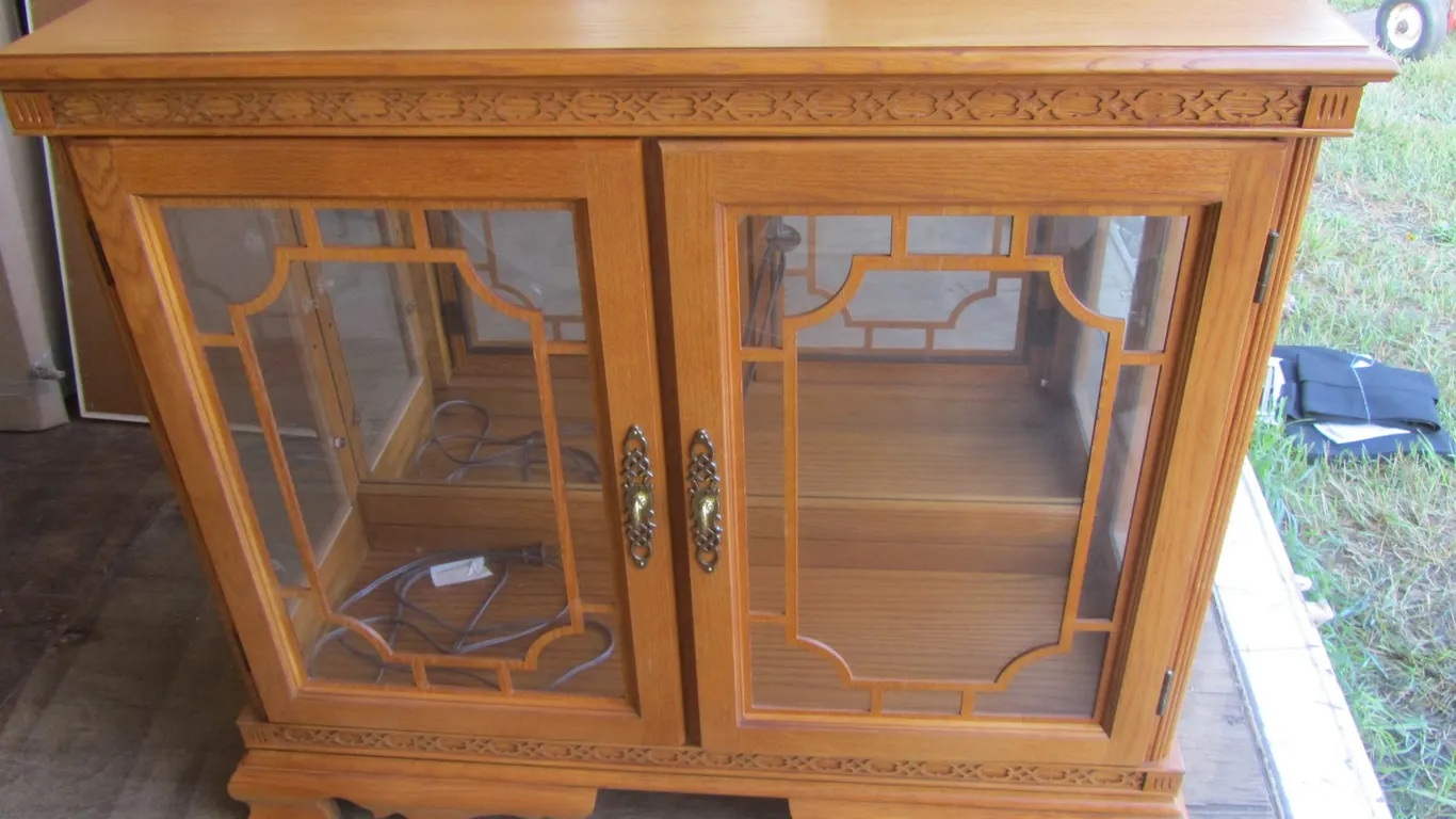 Lighted Display Cabinet w/Glass Shelf