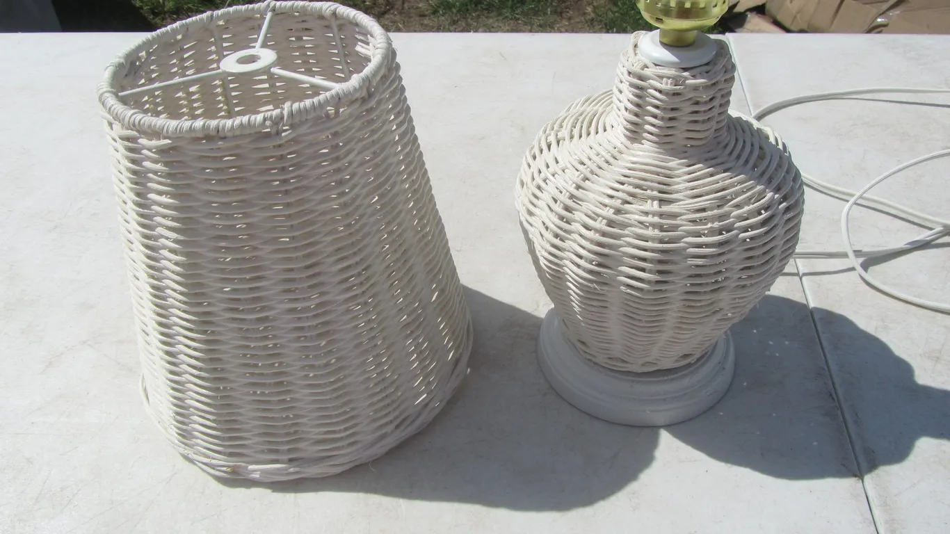 Small Wicker Table Lamp w/Shade