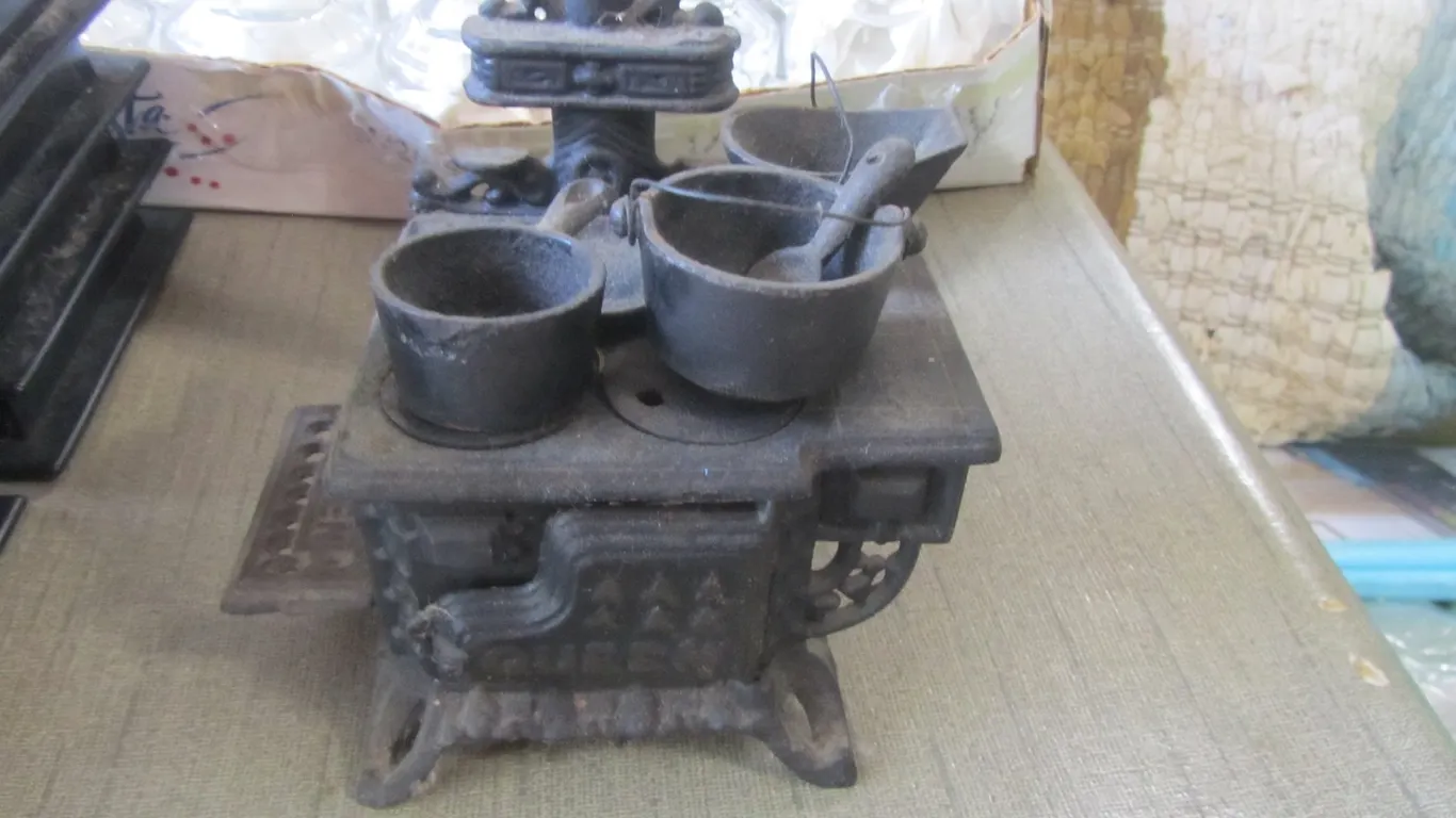 Miniature Queen Cast Iron Stove w/Accessories