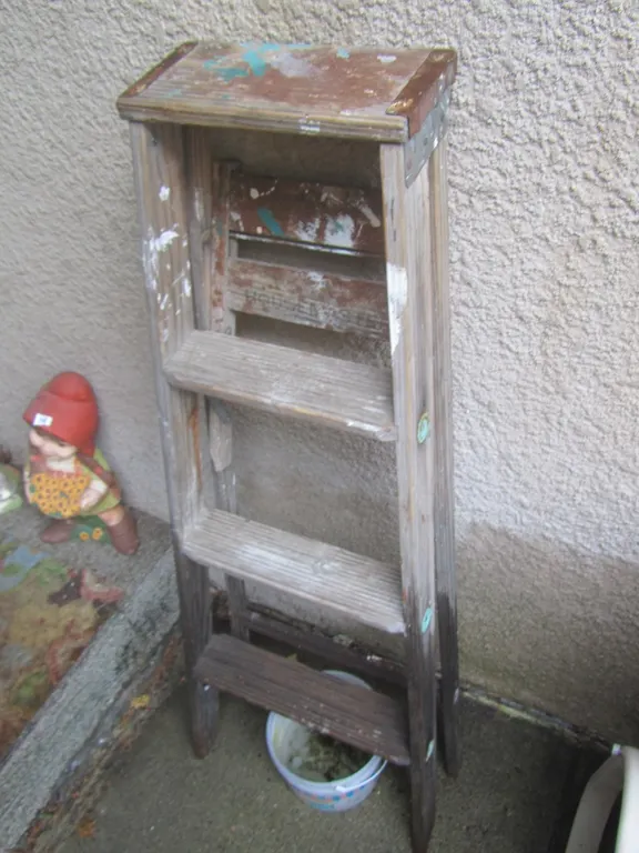Wood 4' Step Ladder