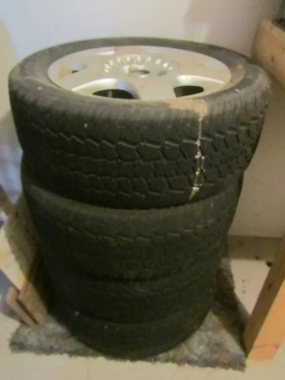 Set Of (4) Volkswagen Rims w/Tires