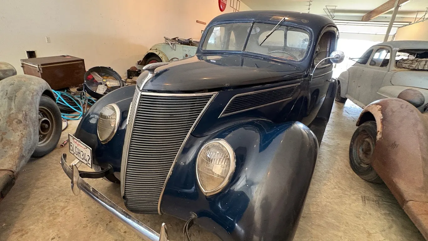 1937 FORD 2 DOOR SEDAN V8