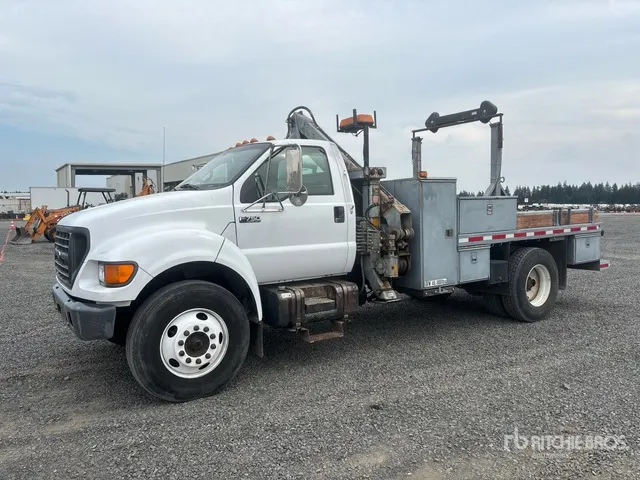 Cascade 60C 9650 lb Knuckle Boom on 2001 Ford F-750 4x2 Boom Truck