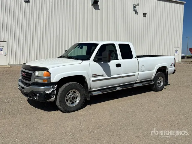 2005 GMC Sierra 2500 4x4 Extended Cab Pickup