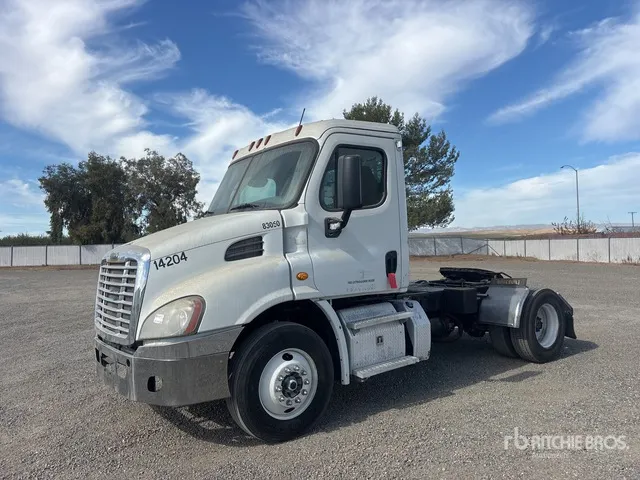 2014 Freightliner Cascadia 113 4x2 S/A Day Cab Truck Tractor