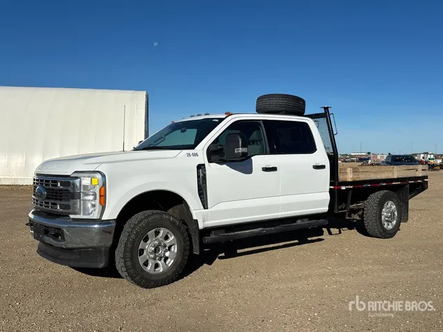 2023 Ford F-350 XLT 4x4 Crew Cab Flatbed Truck