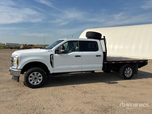 2024 Ford F-350 XLT 4x4 Crew Cab Flatbed Truck