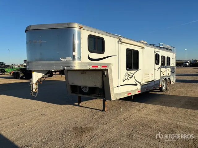 2008 Bison 28 ft T/A Horse Trailer