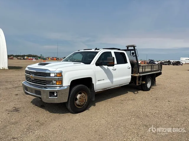 2017 Chevrolet Silverado 3500HD 4x4 Crew Cab Flatbed Truck