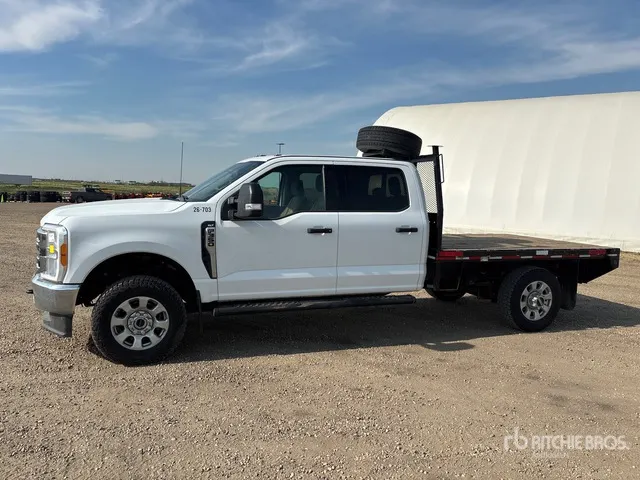 2023 Ford F-350 XLT 4x4 Crew Cab Flatbed Truck