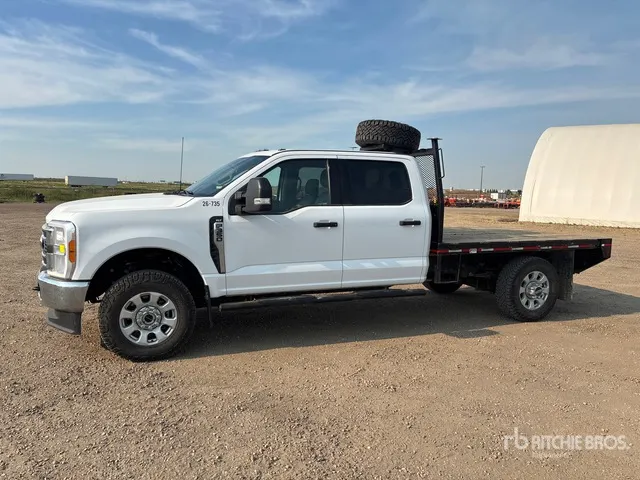 2023 Ford F-350 XLT 4x4 Crew Cab Flatbed Truck