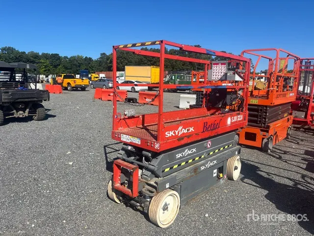 2016 Skyjack SJIII 3220 Electric Scissor Lift