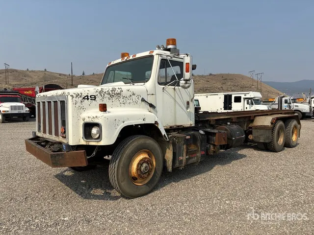 1987 International F-2674 6x4 Roll-Off Truck