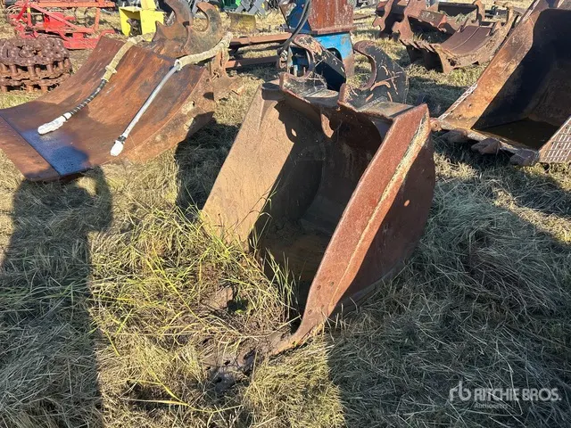 33 in Digging Excavator Bucket