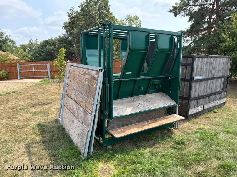 Fauna Research Inc tamer squeeze chute