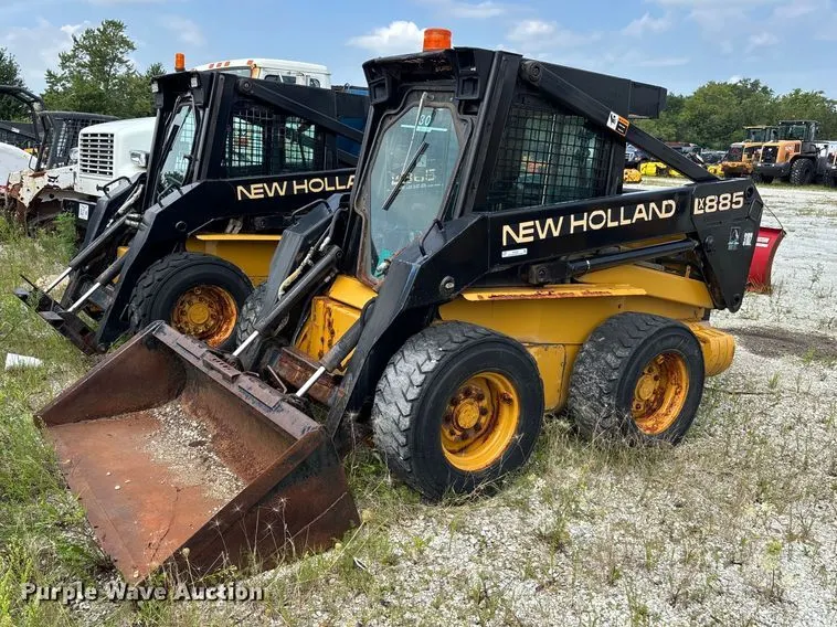 1996 New Holland LX 885 skid steer loader