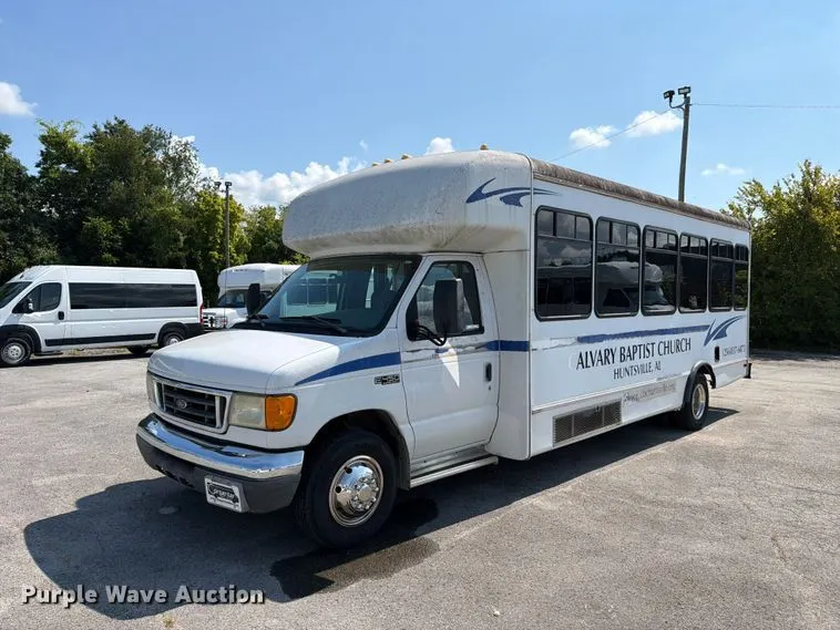 2005 Starcraft Ford E450 Super Duty shuttle bus