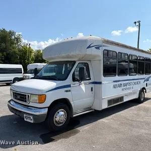 2005 Starcraft Ford E450 Super Duty shuttle bus