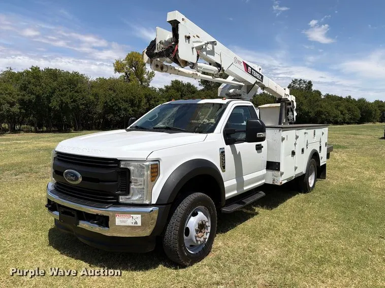 2019 Ford F550 Super Duty bucket truck