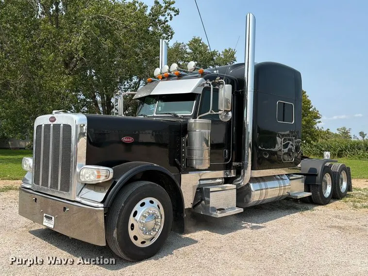 2016 Peterbilt 389 semi truck