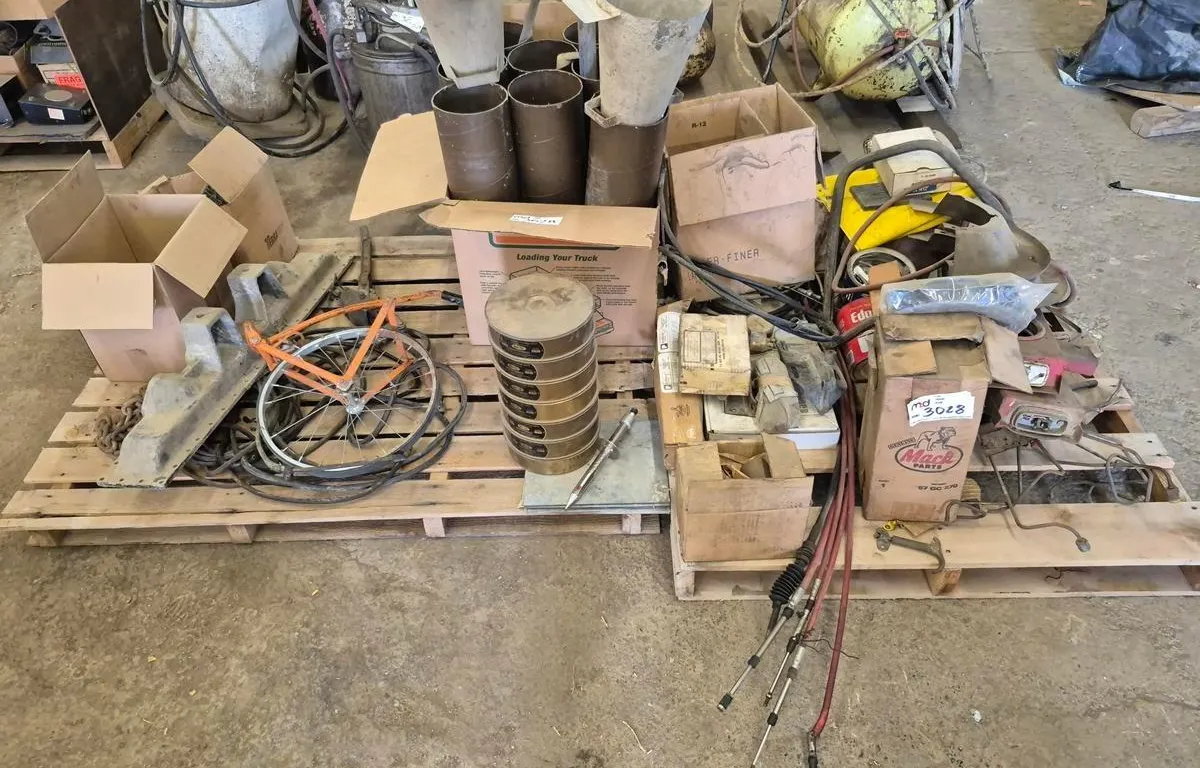 Mixed Mack Truck Parts & Shop Hardware
UNRESERVED