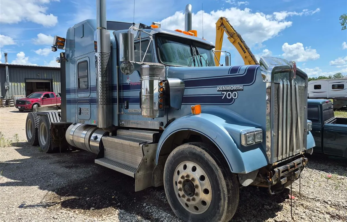 2015 Kenworth W900 T/A Sleeper Semi Truck