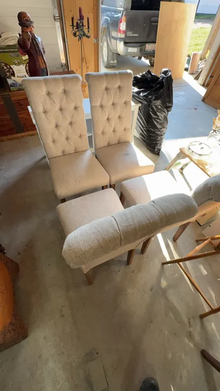 2 Tufted Upholstered High-Back Dining Chairs with 2 Ottomans