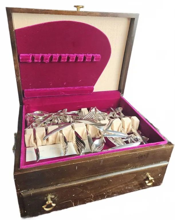 1847 Rogers Bros. IS Flair Silverplate Flatware Set with Box