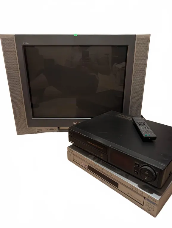 Sony Babiak Pack: Trinitron Rear Projection TV, VHS & DVD Player w/ Remote