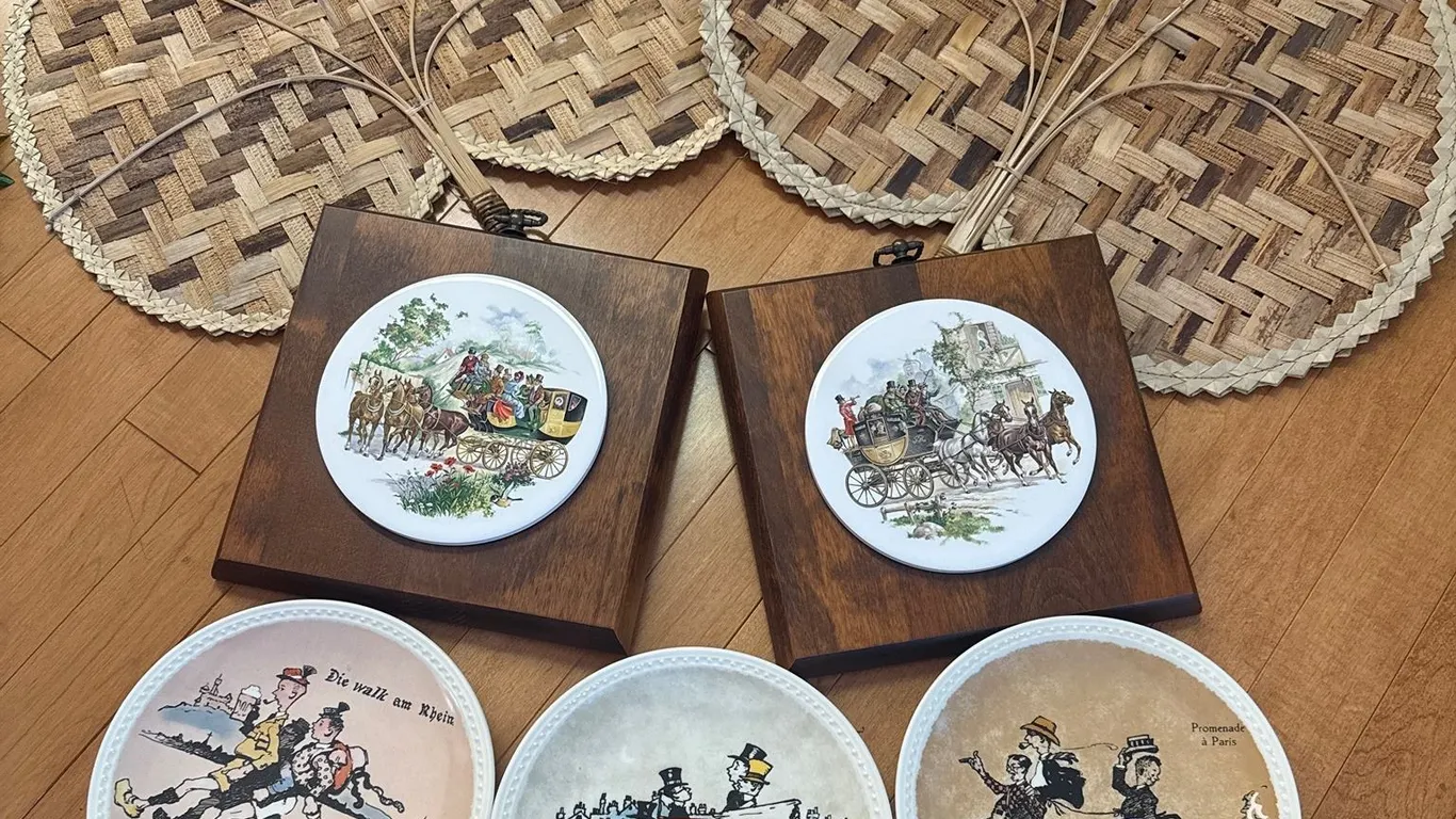 5 Decorative Plates with Humorous Motifs and 2 Woven Hand Fans