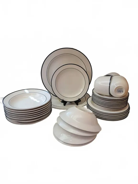 Noritake Stonecrest Fine China Dinnerware Set for Eight