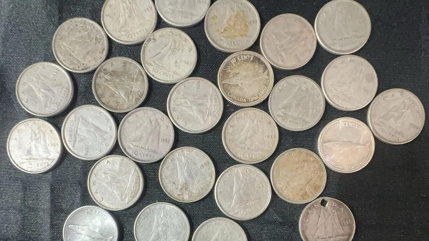 27 Canadian .800 Silver Dimes, 63g Total Weight