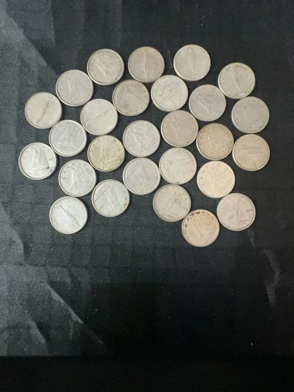 27 Canadian .800 Silver Dimes, 63g, 1.62 Troy Oz Total Weight