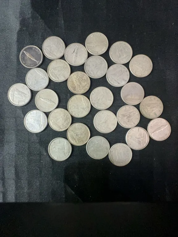 27 Canadian .800 Silver Dimes, 63g Total Weight