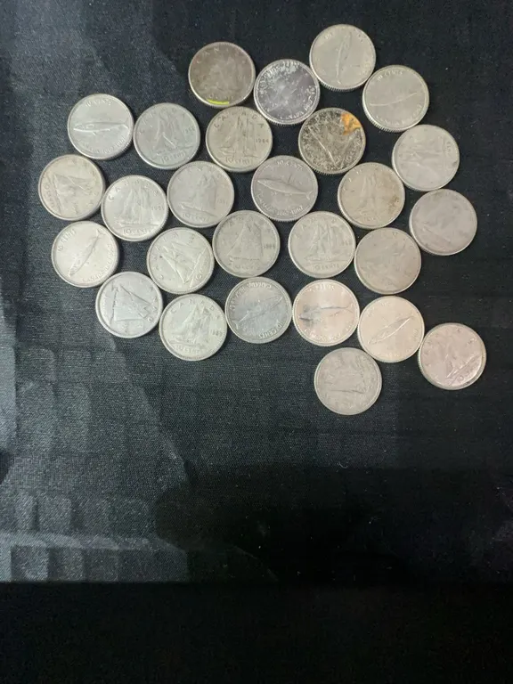 27 Canadian .800 Silver Dimes, 63g Total Weight