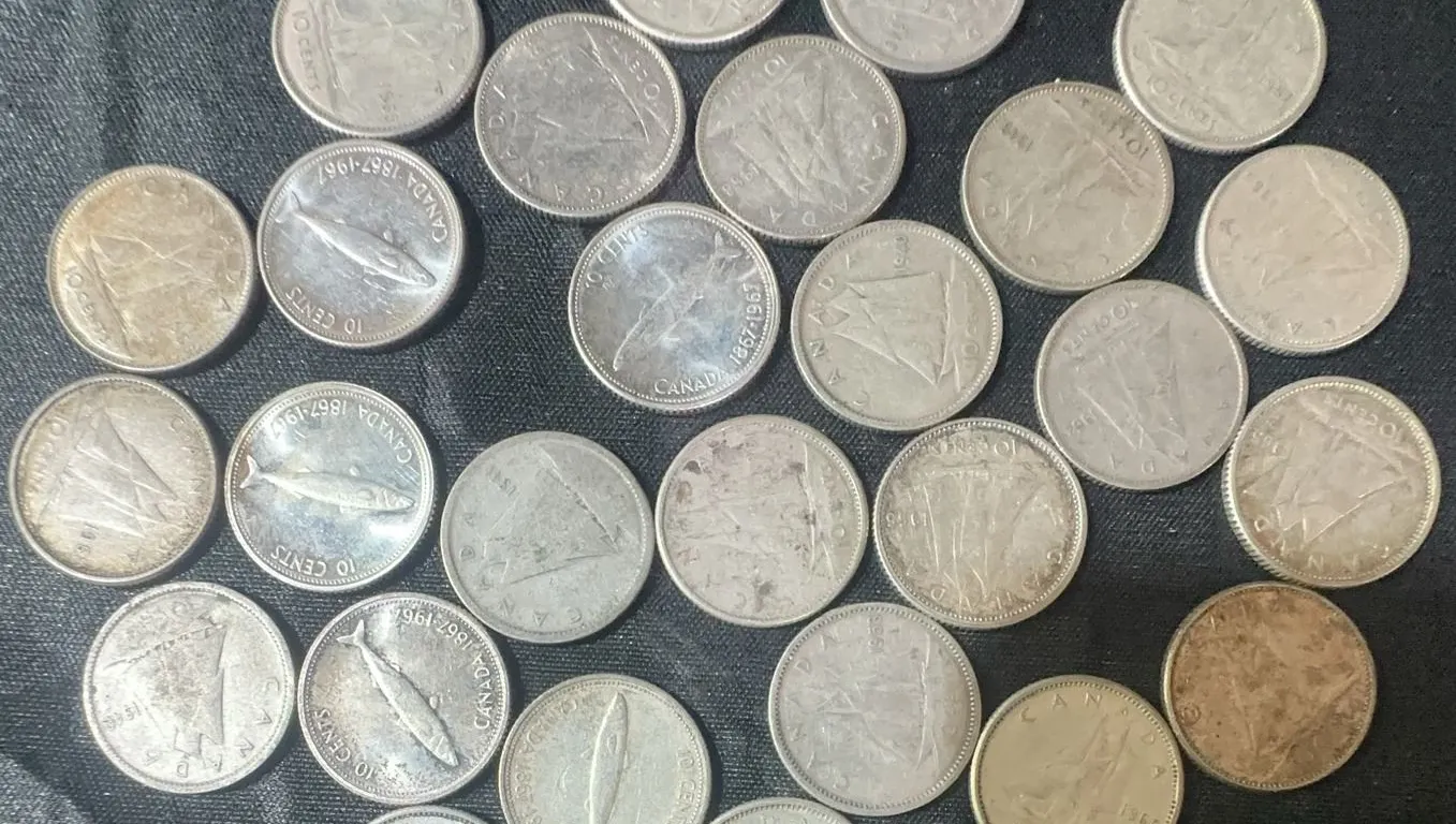 27 Canadian .800 Silver Dimes, 63g Total (1.62 Troy Oz)