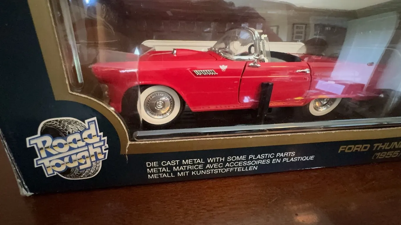 Road Tough 1:18 Die-Cast 1955 Ford Thunderbird Model