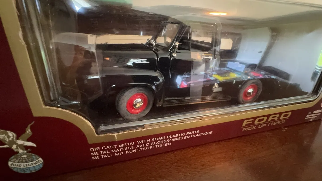 Road Legends 1:18 Die-Cast 1953 Ford Pick Up Truck Model