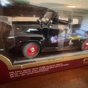 Road Legends 1:18 Die-Cast 1953 Ford Pick Up Truck Model