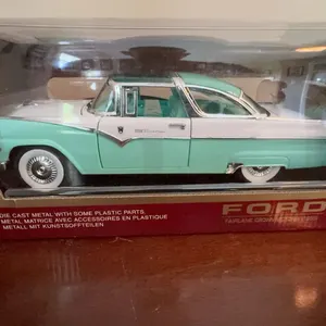 1:18 Die-Cast 1955 Ford Fairlane Crown Victoria Model Car