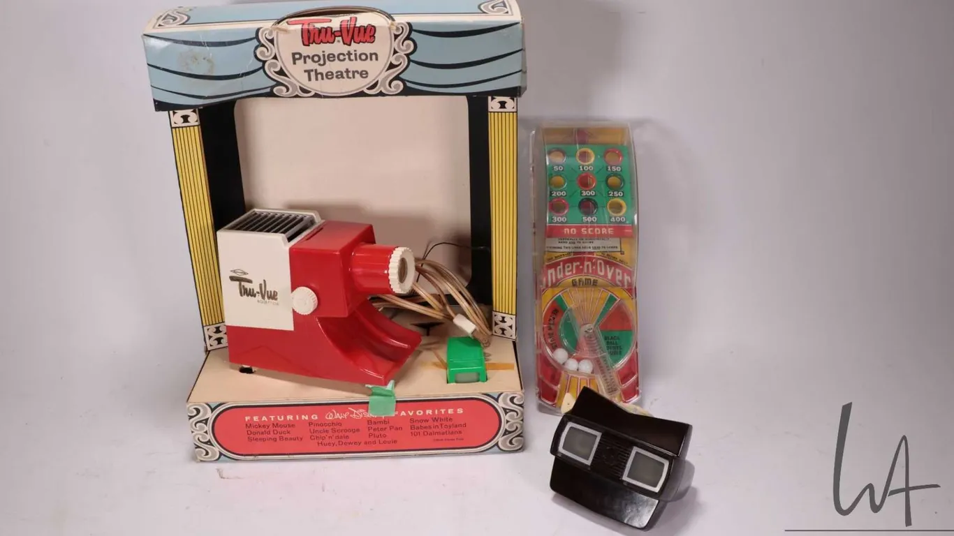 Selection of vintage toys including Sawyer's Tru-Vue projection theatre, bakelite Viewmaster, and a
