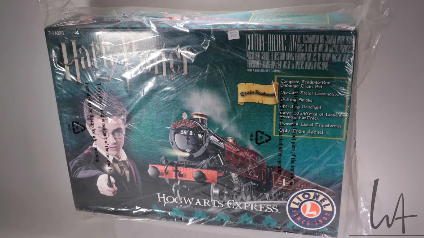 Lionel Trains O gauge Harry Potter Hogwarts Express electric train set no. 7-11020, new in box