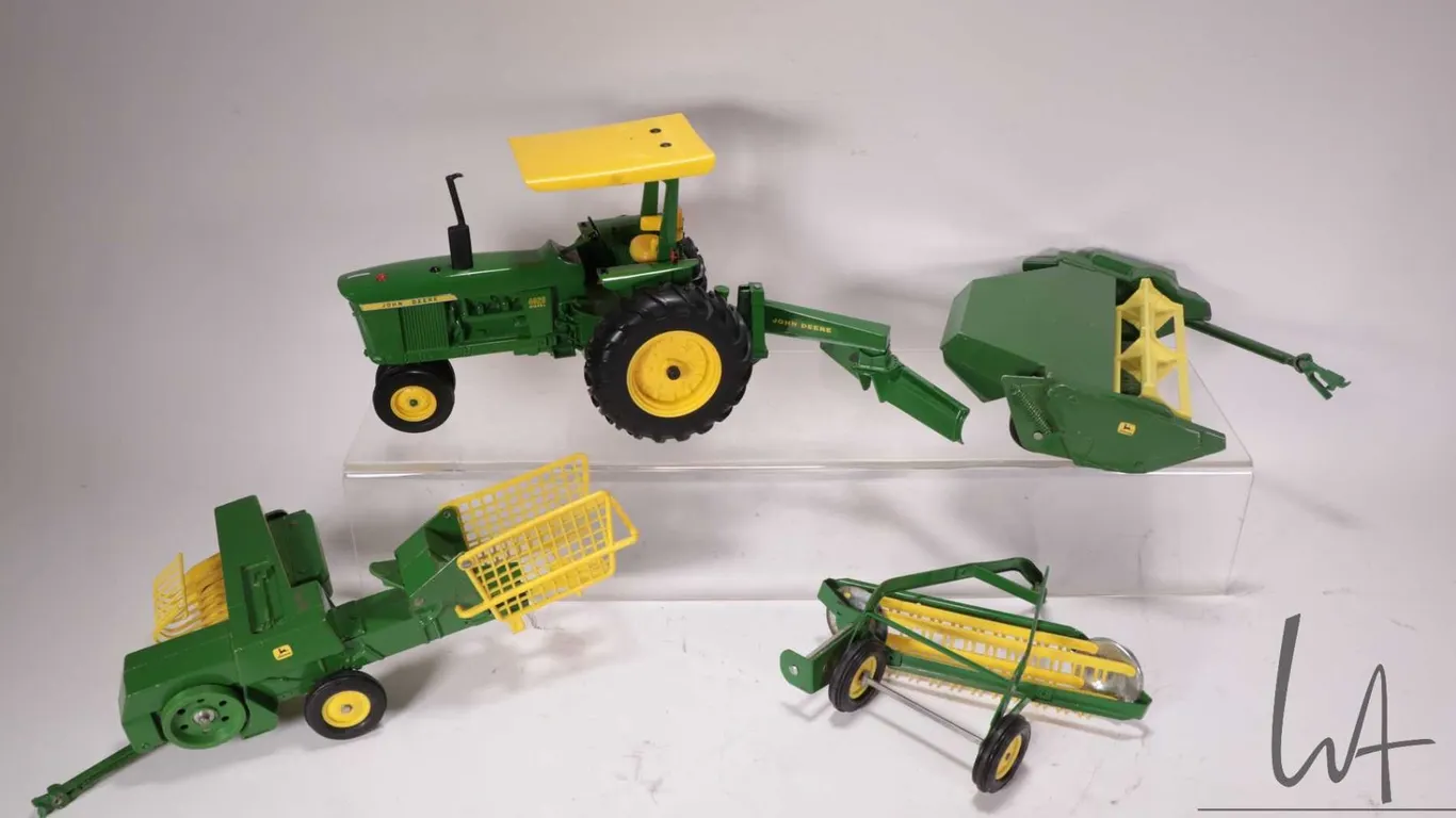 Selection of Ertl 1:18 scale die cast John Deere toys including 4020 tractor with blade, pull type s