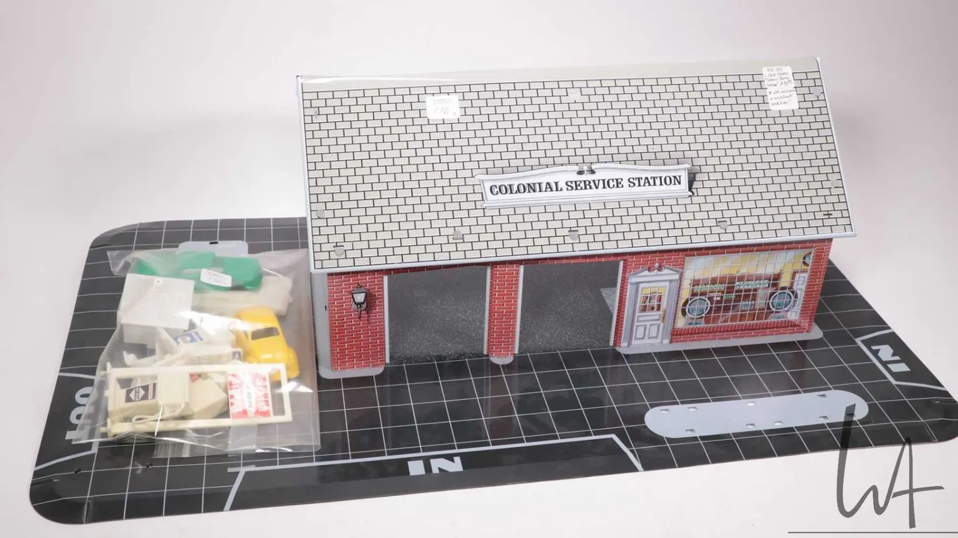 Vintage lithoed pressed tin 1968 Marx Colonial Service Station with accessories