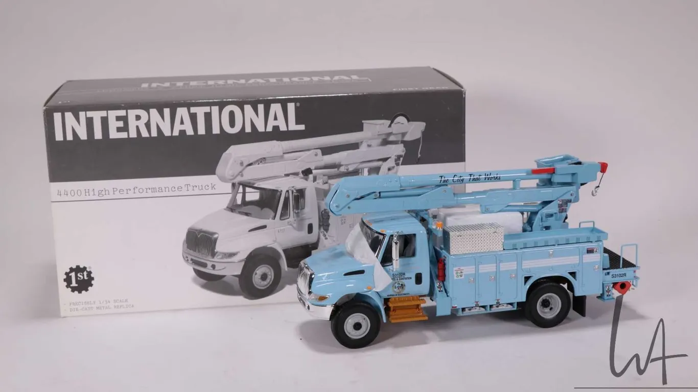 1st Gear 1:34 scale die cast International 4400 High Performance Truck