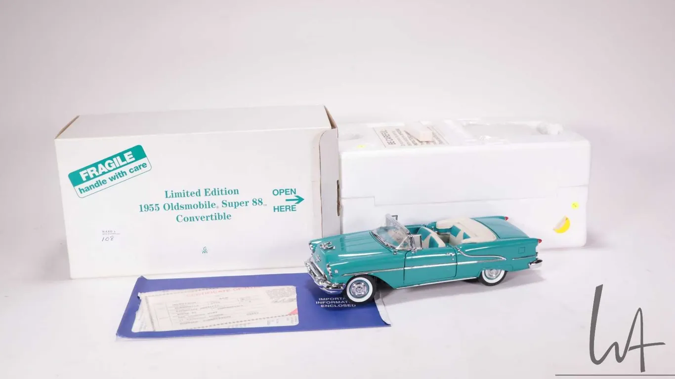 Danbury Mint 1:24th scale Limited edition 1955 Oldsmobile Super 88 Convertible