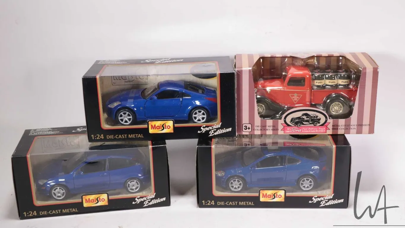 Four 1:24 scale die cast cars including Maisto Nissan 350Z, Ford SVT Focus, a 2002 Acura RSX and a C