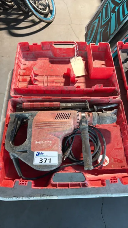 HILTI TE 70 HEAVY-DUTY SDS MAX COMBINATION ROTARY HAMMER WITH ATTACHMENTS IN A PLASTIC HARD CASE